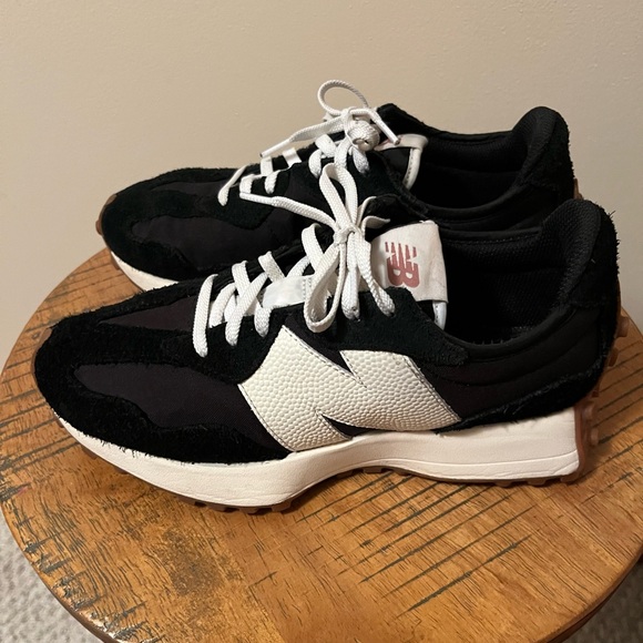 New Balance Retro 327 Black and White Athletic Shoes - 8 - Picture 7 of 12
